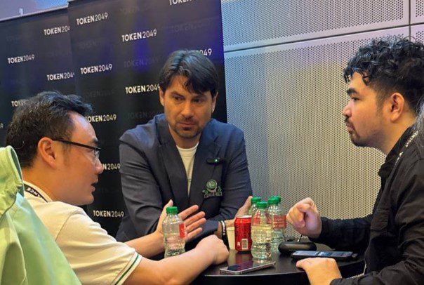 Wong (left), KuCoin EU CEO Oliver Stauber (middle) and Cointelegraph reporter Ezra Reguerra (right) at the Token2049 event in Dubai. Source: Market Across